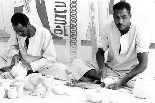 Artisans, travaillant l'albâtre