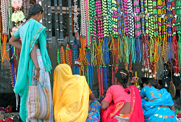 Un grand marché à ciel ouvert s'organise également. Il s'agit majoritairement d'accessoires pour chameau.