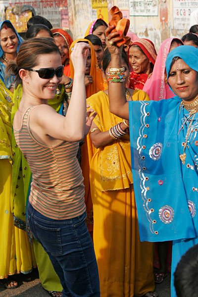 Danse de rue au Rajastan célébrant un mariage.
