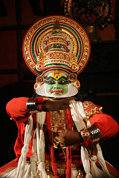 Le Kathakali n'est joué que par des hommes qui tiennent également les rôles féminins. Le spectable est surtout basé sur des expressions faciales.