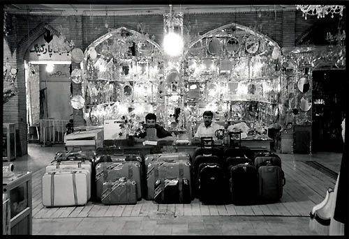 Un stand pour le mariage dans le bazaar de Tehran. On y trouve les objets indispensables pour la dote de la mariée (miroirs, lustres, valises, ...)