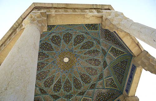 Toit du <i>Hafezieh</i>, le tombeau de Hafez, le plus célèbre poète iranien. Il est vénéré comme un saint en Iran. On dit que si vous faites un voeu, et que vous ouvrez un livre de Hafez au hasard, la lecture du poème vous montrera si votre souhait se réalisera ou pas.