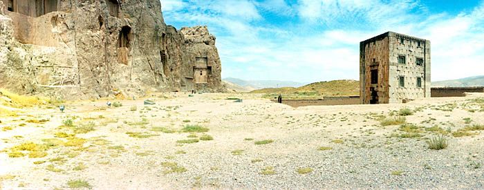 <i>Naqsheh Rostam</i>: à droite, on peut voir la meque des zoroastriens, construction qui a plus de 2500 ans.