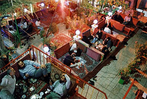 A Darband, dans les hauteurs de la ville, sur le flanc des monts Alborz. Une ambiance particulière règne dans ces restaurants sans chaise ni table, où l'on mange fort bien, où l'air devient enfin respirable grâce à la hauteur des montagnes.