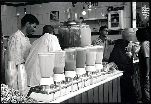 Les jus de fruits. L'été, ces échoppes poussent comme des champignons à tous les coins de rues. On y trouve du jus de melon (<i>âb tâlebi</i>), du jus de carotte, du jus de grenade, du lait à la banane, du <i>douq</i> (délicieuse boisson de yaourt battu mélangé à l'eau), du <i>khakshir</i> (eau + sucre + eau de rose + graines spéciales), ...