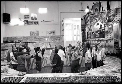 <i>Zurkhaneh</i> ("maison de la Force"). Dans ces clubs très discrets, s'entraînent les <i>Champions</i>. Il s'agit en fait du <i>sport traditionnel</i> dont la pratique remonte à plusieurs siècles. En haut à droite, le meneur récite des poêmes et donne le rythme des exercices.