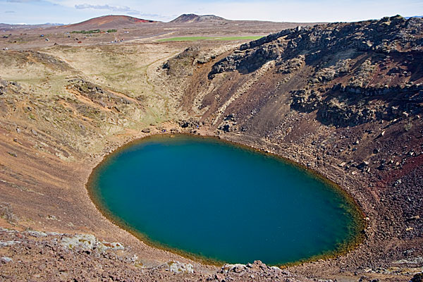Petite caldeira, formée suite à l'effondrement d'un volcan. Un lac s'est créé au fond.