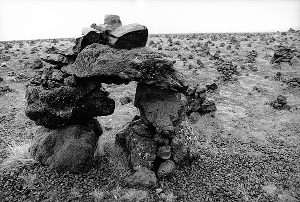Tradition islandaise: on trouve ces amas de pierres partout le long des routes islandaise, cela porte chance au voyageur ajoutant sa pierre au Cairn. Ici à Mýrdalssandur où la pratique commença, les Ponts et Chaussées ont ramené des pierres pour que les voyageurs puissent continuer la tradition.