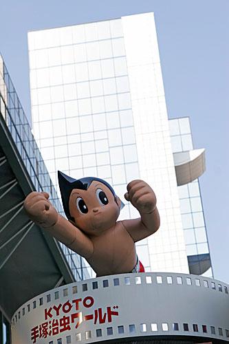 Astro, le petit robot, emblème de l'impressionnante gare de Kyoto, designée par Philippe Stark