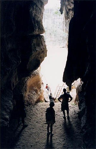 Dans les grottes