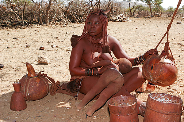 Les Himbas représentent probablement la tribu la plus spectaculaire de la Namibie du fait d'avoir gardé leurs habits traditionnels. Ces pasteurs sont d'anciens hereros qui sont devenus Himbas (mendiants) vers la fin du 16e siècle.
