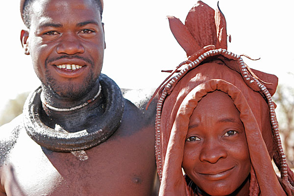 Les Himbas sont très amateurs de photographie et des appareils photos ! Les appareils numériques les fascinent. Leur prêter mon appareil fut une expérience inoubliable ...