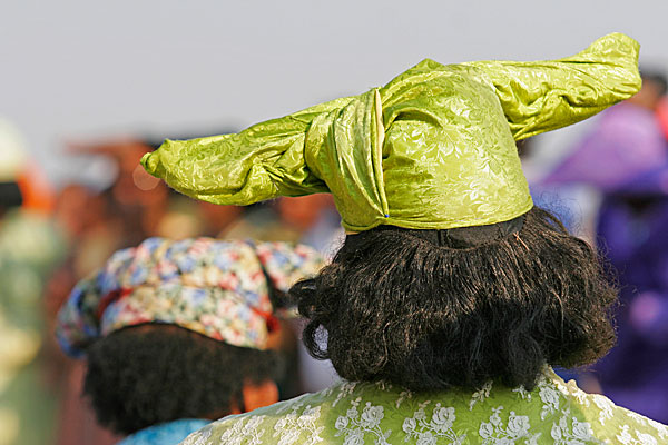 La coiffe de la femme Herero est très typique. En forme de cornes, elle rappelle l'importance du bétail dans la tribu Herero. Elle est assortie à la robe qui est souvent portée dans la vie de tous les jours.