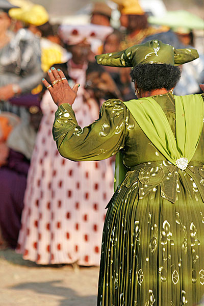 Le duel. Une représentante de la mariée et une représentante du marié s'affrontent dans une joute verbale souvent chantée. Les paroles mettent en valeurs les mariés et peuvent être très crues, voire sexuelles en utilisant des métaphores se ramenant au bétail.