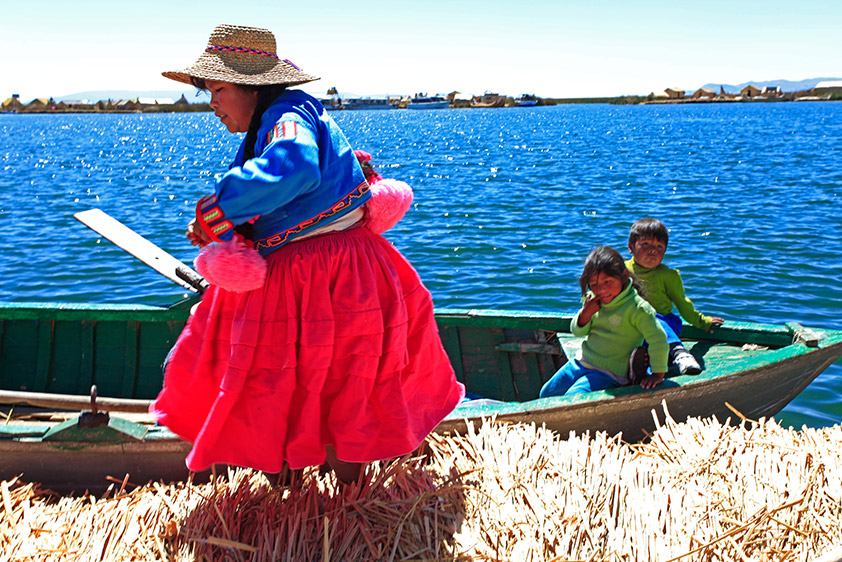Les Uros vivent sur le lac même, sur des ilots qu'ils construisent avec des roseaux locaux. Même les maisons sont construites en roseaux dessus !