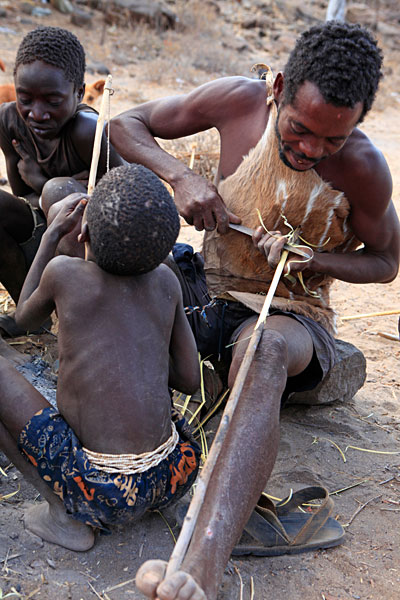 Bien que d'apparence physique différente, les Bushmen de Tanzanie ont probablement les mêmes origines que ceux de Namibie. Ils utilisent aussi un langage à clics, mais qui est différent.