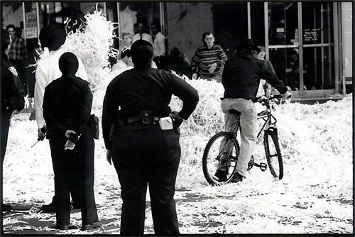 ... pendant ce temps, les flics observaient sans réagir ...