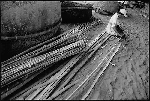 Fabrication des paniers de pêche qui servent de bateaux