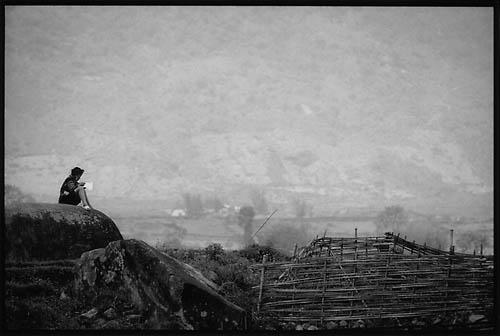 Une femme H'Mong, faisant partie des minorités ethniques de Sapa, fait de la broderie pour ensuite la vendre aux touristes de passage