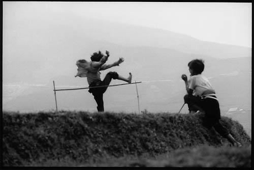 Compétition de saut en hauteur improvisée